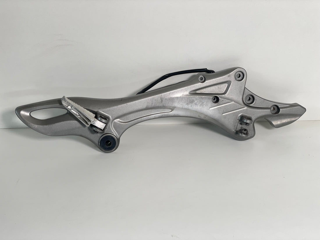 Suport scarita dreapta SFV 650 Gladius 2009-2016 (43510-44H00-13L)